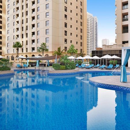 Mövenpick Hotel Jumeirah Beach Dubai Bagian luar foto The swimming pool at the hotel