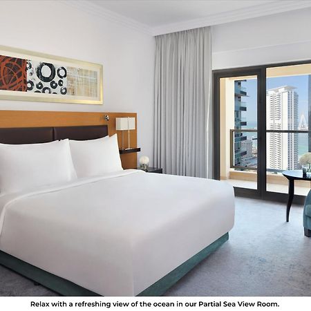 Mövenpick Hotel Jumeirah Beach Dubai Bagian luar foto A room at the hotel
