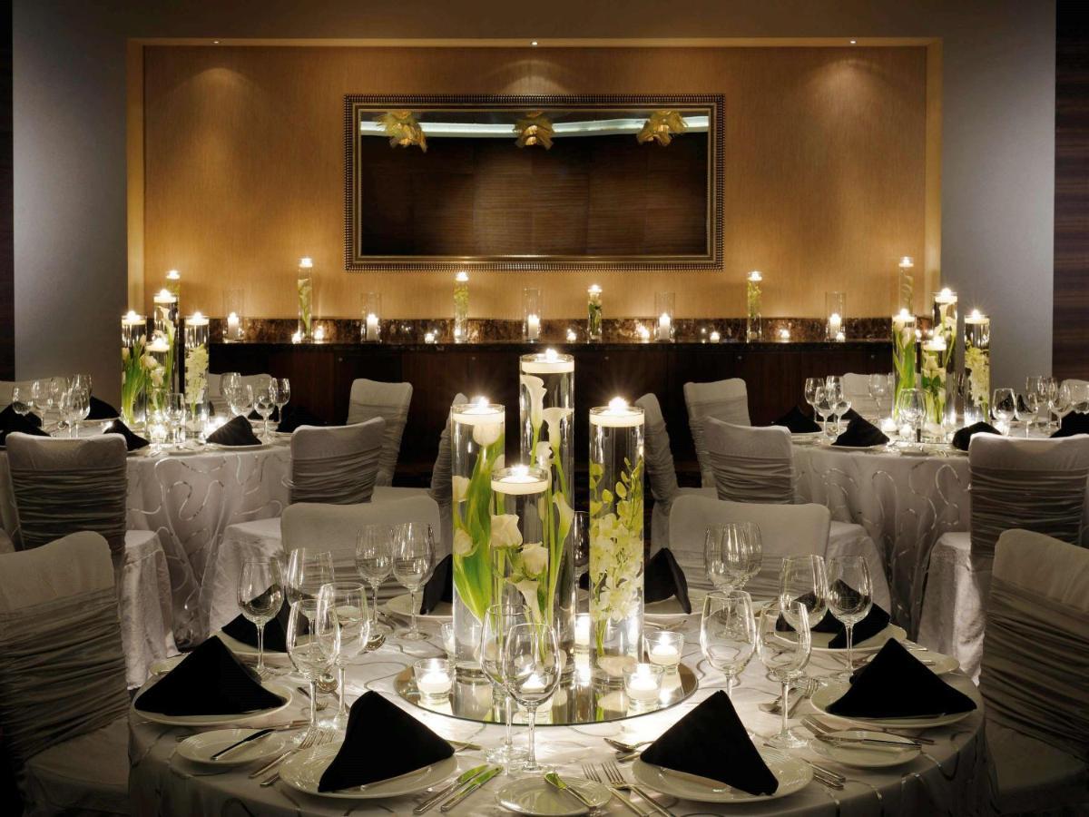 Mövenpick Hotel Jumeirah Beach Dubai Bagian luar foto A wedding reception at the Four Seasons Hotel, Hong Kong