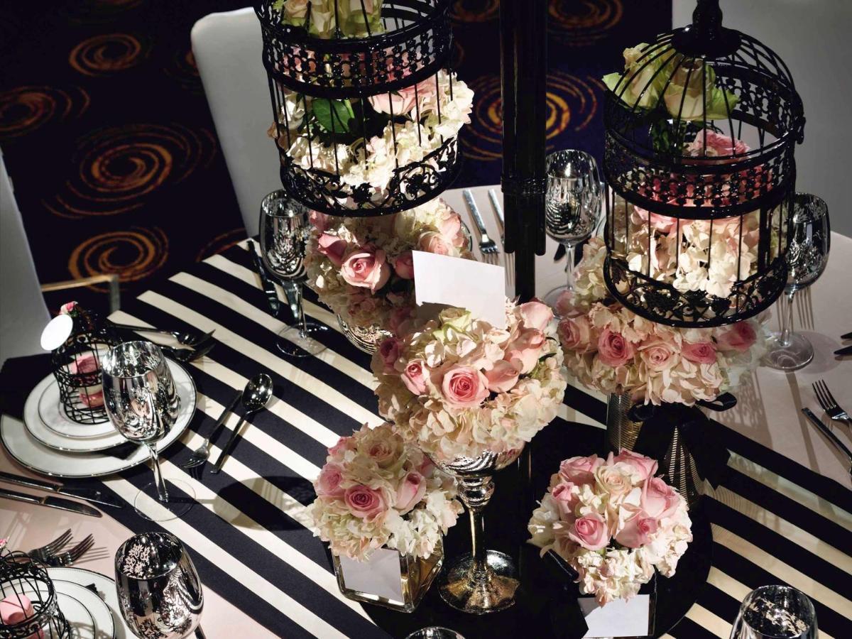 Mövenpick Hotel Jumeirah Beach Dubai Bagian luar foto A table decorated with flowers