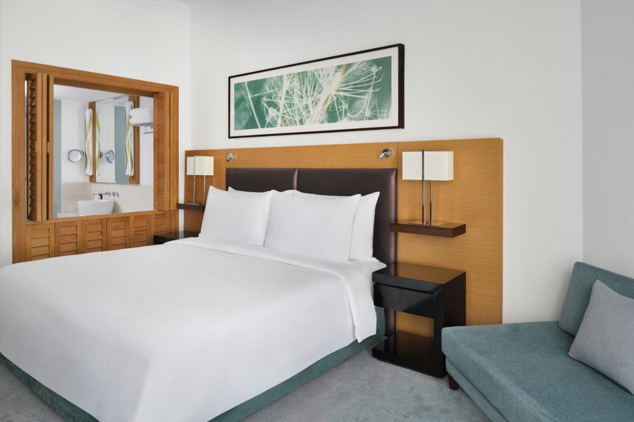 Mövenpick Hotel Jumeirah Beach Dubai Bagian luar foto A bedroom at the hotel