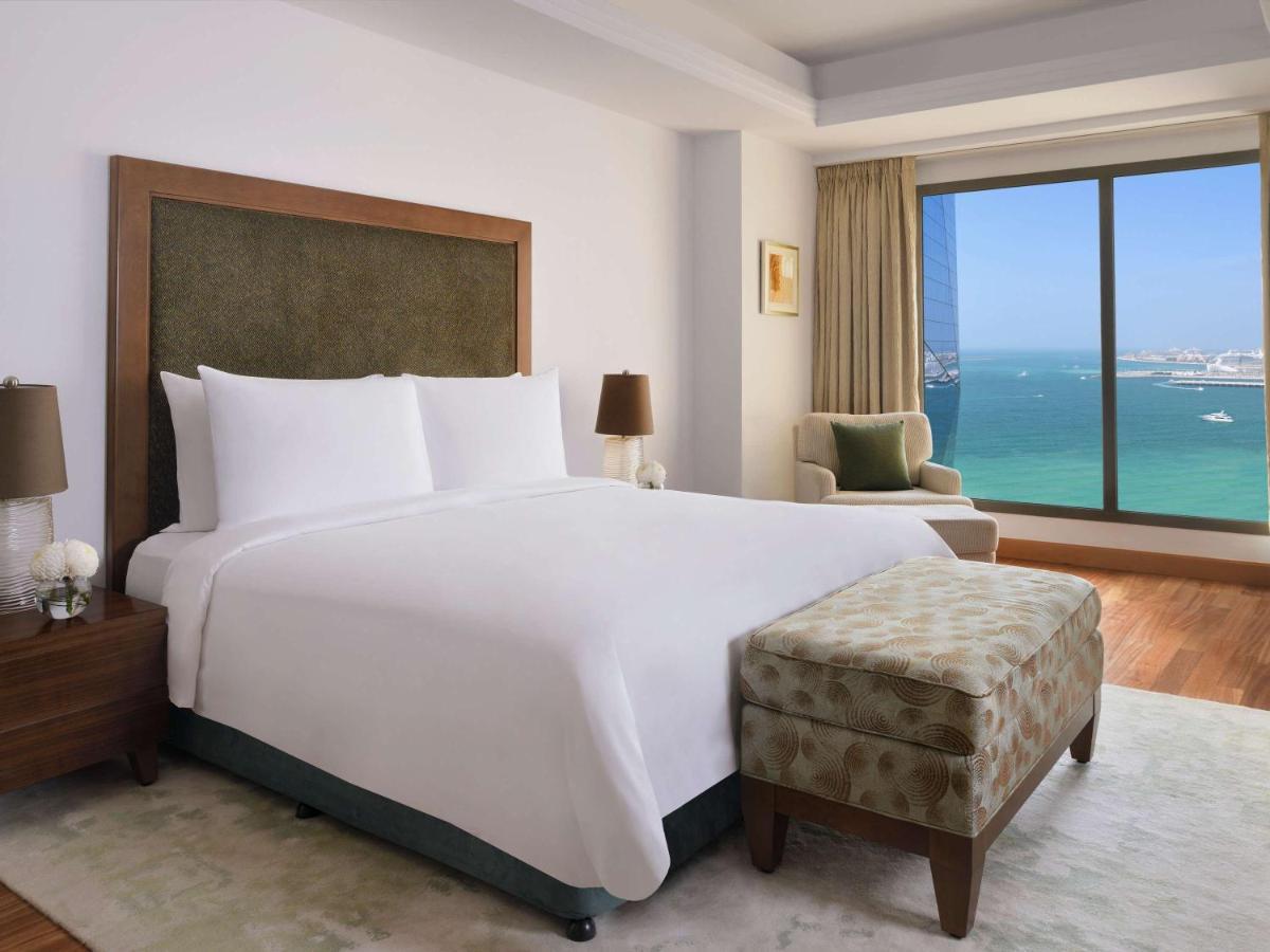Mövenpick Hotel Jumeirah Beach Dubai Bagian luar foto A bedroom at the hotel