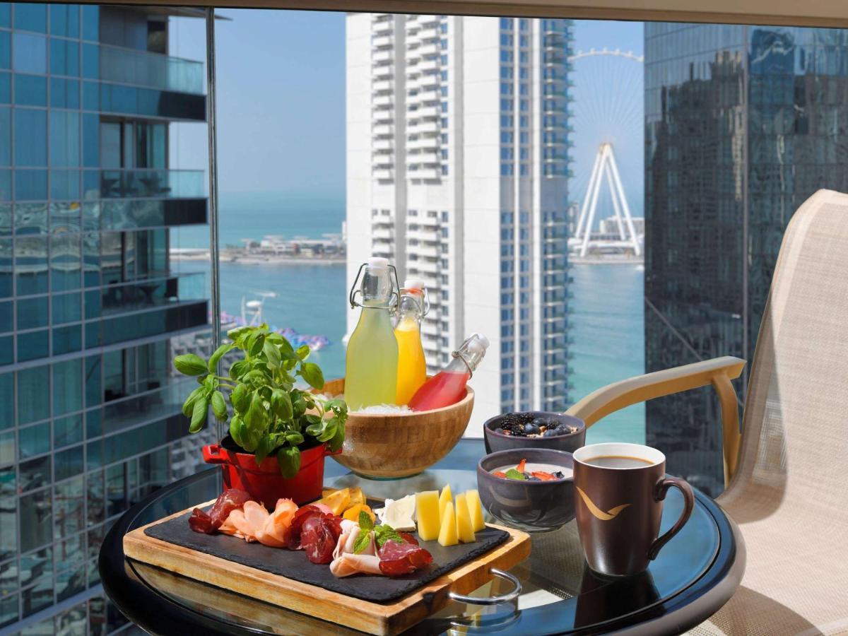 Mövenpick Hotel Jumeirah Beach Dubai Bagian luar foto A breakfast at Jumeirah Atlantis