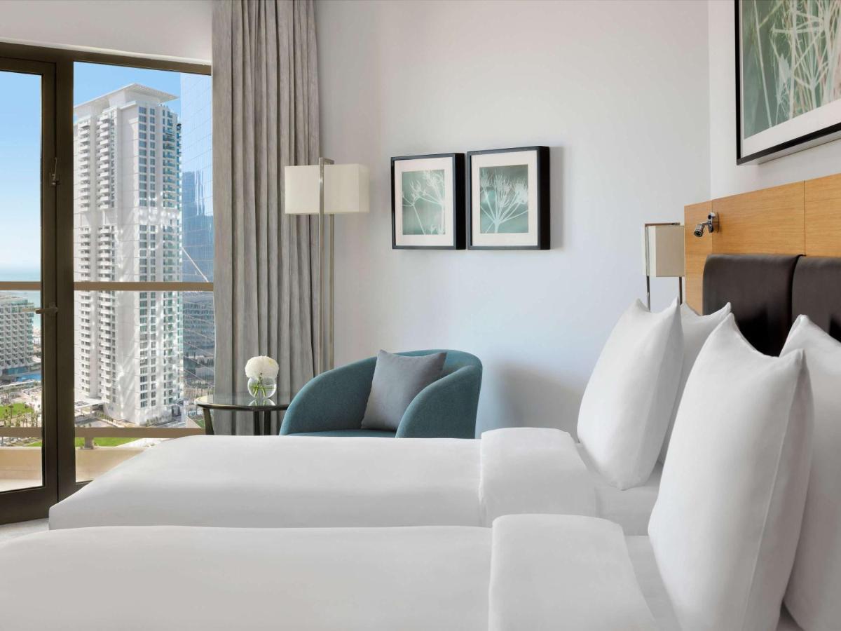Mövenpick Hotel Jumeirah Beach Dubai Bagian luar foto A guest room at the Hilton San Diego Bayfront