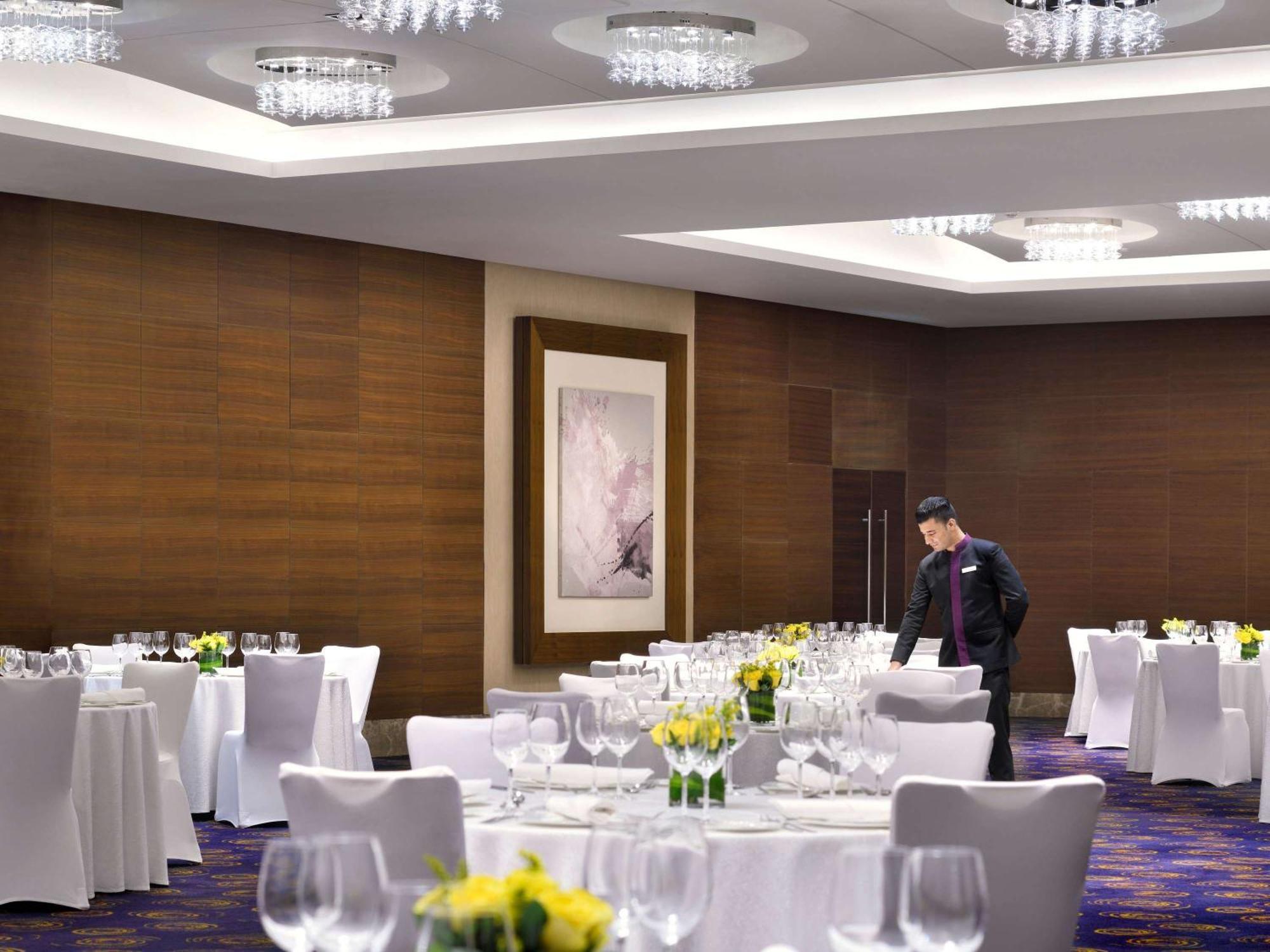 Mövenpick Hotel Jumeirah Beach Dubai Bagian luar foto A ballroom at the hotel