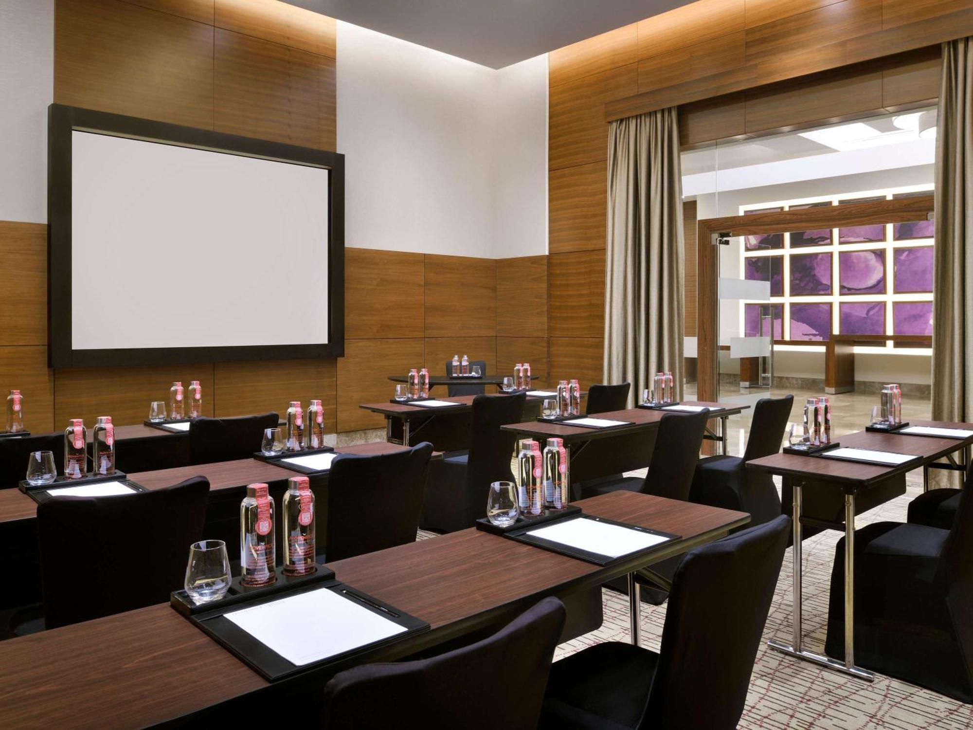 Mövenpick Hotel Jumeirah Beach Dubai Bagian luar foto Meeting room