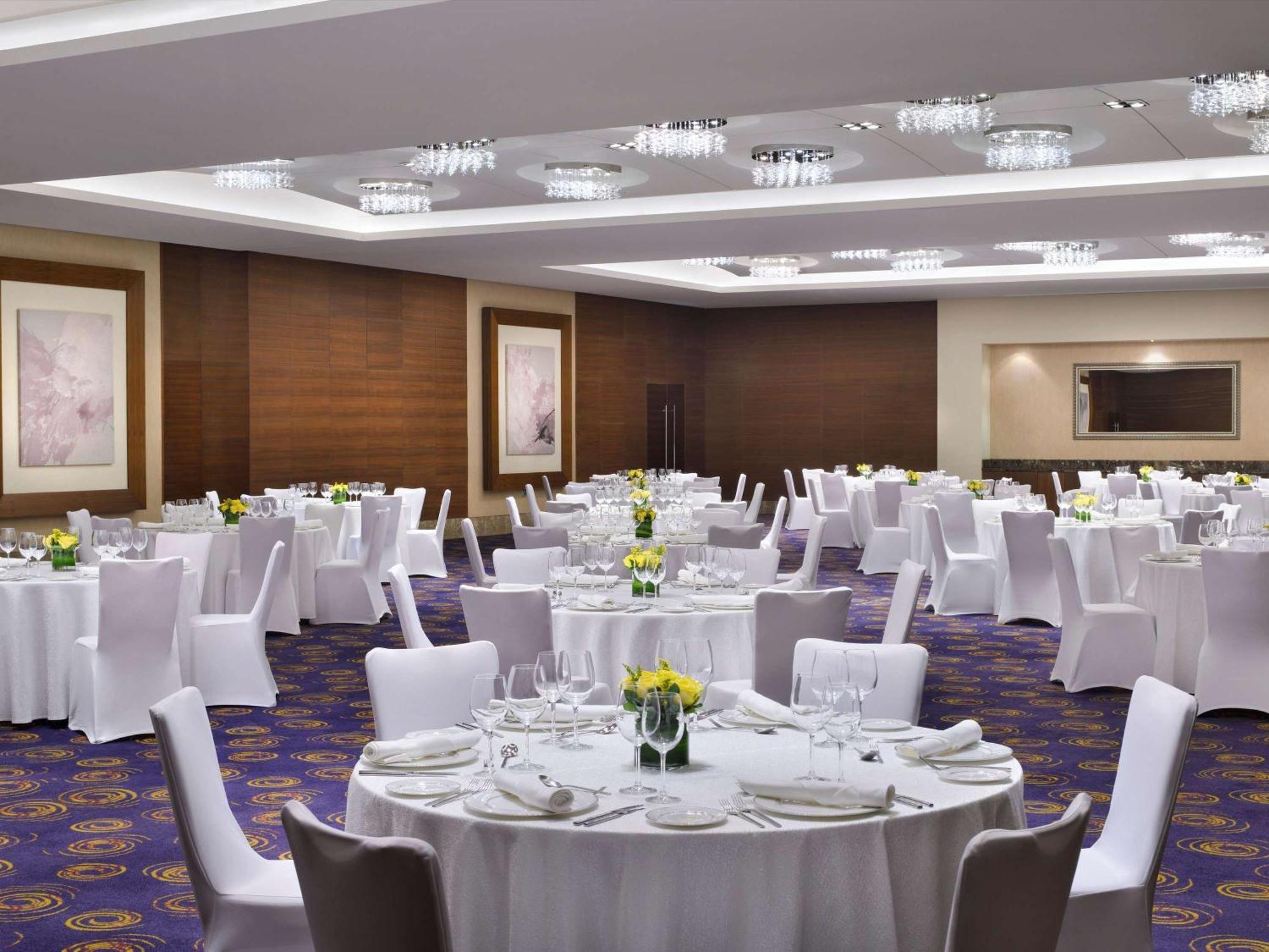 Mövenpick Hotel Jumeirah Beach Dubai Bagian luar foto The ballroom at the hotel