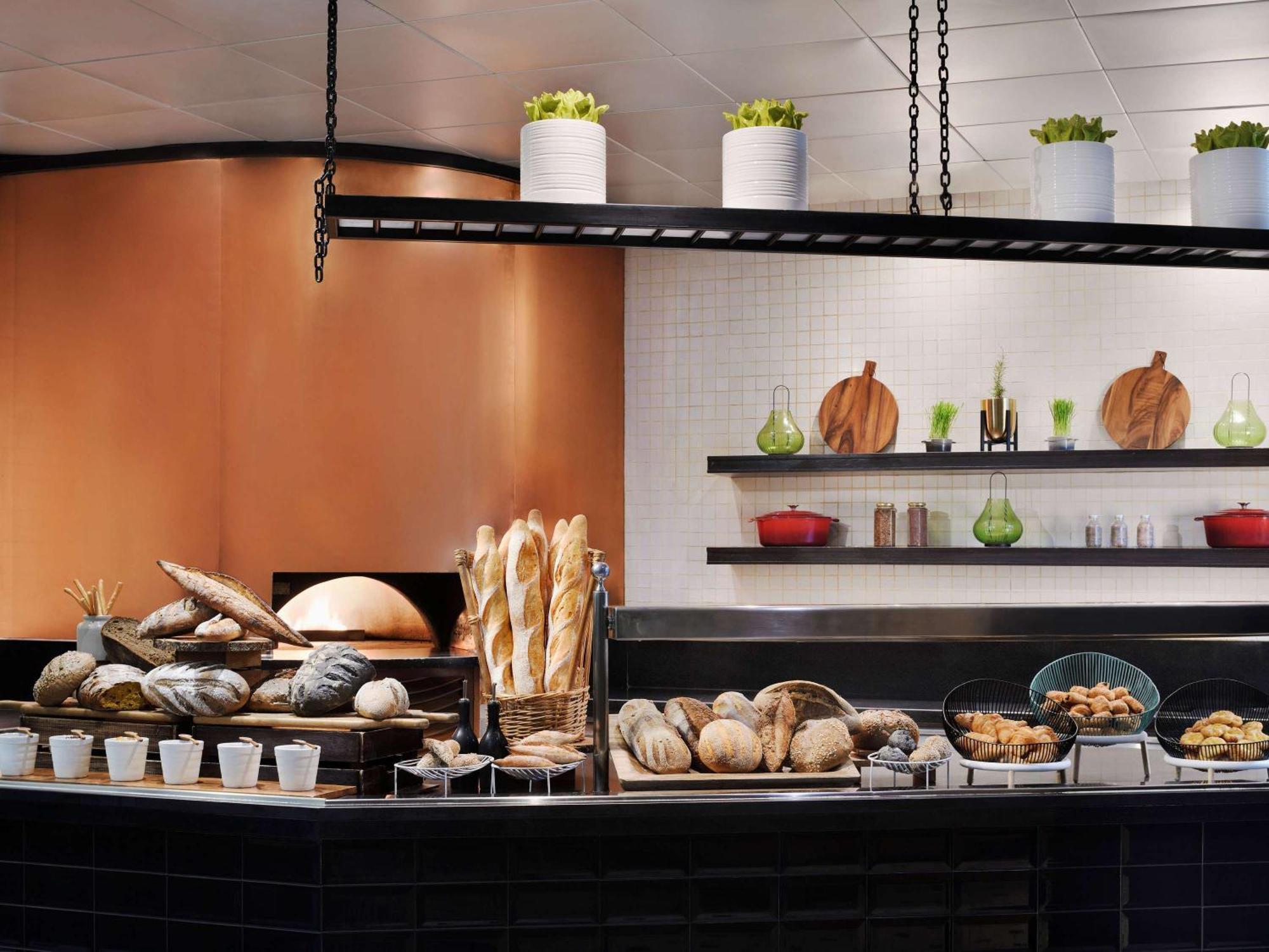 Mövenpick Hotel Jumeirah Beach Dubai Bagian luar foto Bread at the buffet