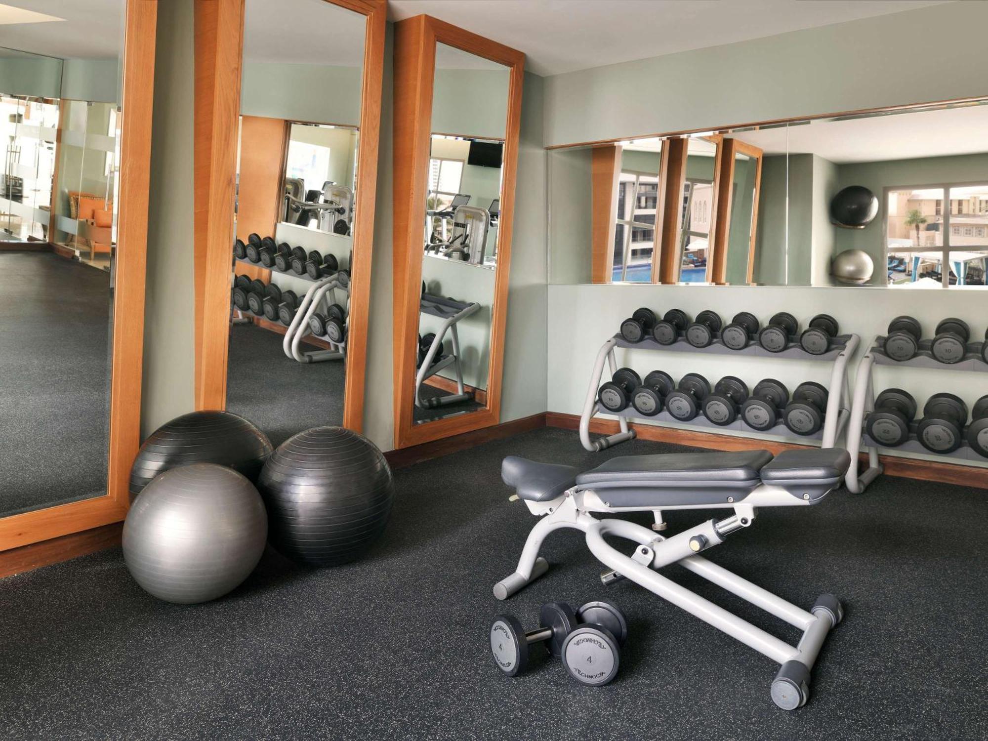 Mövenpick Hotel Jumeirah Beach Dubai Bagian luar foto A typical gym