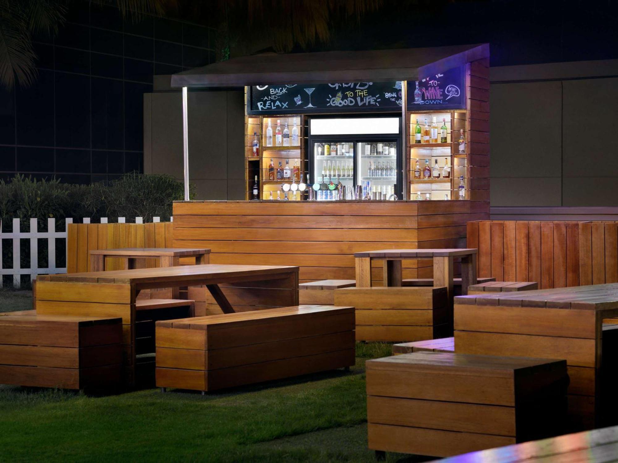 Mövenpick Hotel Jumeirah Beach Dubai Bagian luar foto The bar at the Dubai Polo & Equestrian Club