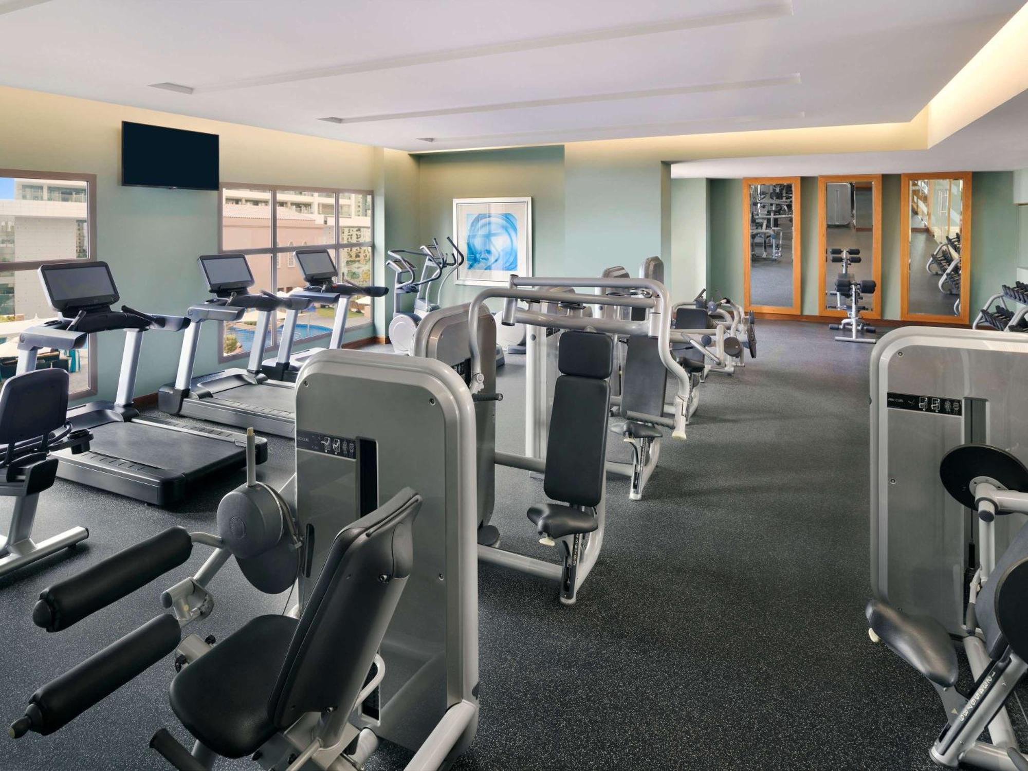 Mövenpick Hotel Jumeirah Beach Dubai Bagian luar foto The gym at the hotel