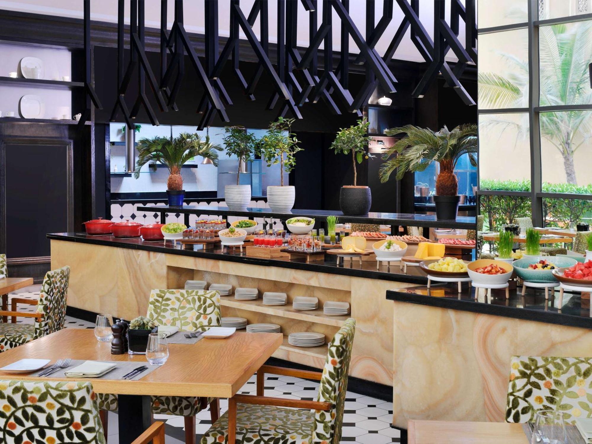 Mövenpick Hotel Jumeirah Beach Dubai Bagian luar foto The restaurant