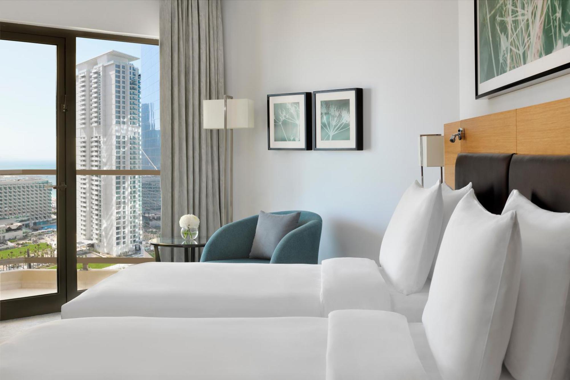 Mövenpick Hotel Jumeirah Beach Dubai Bagian luar foto A guest room at the Hilton San Diego Bayfront