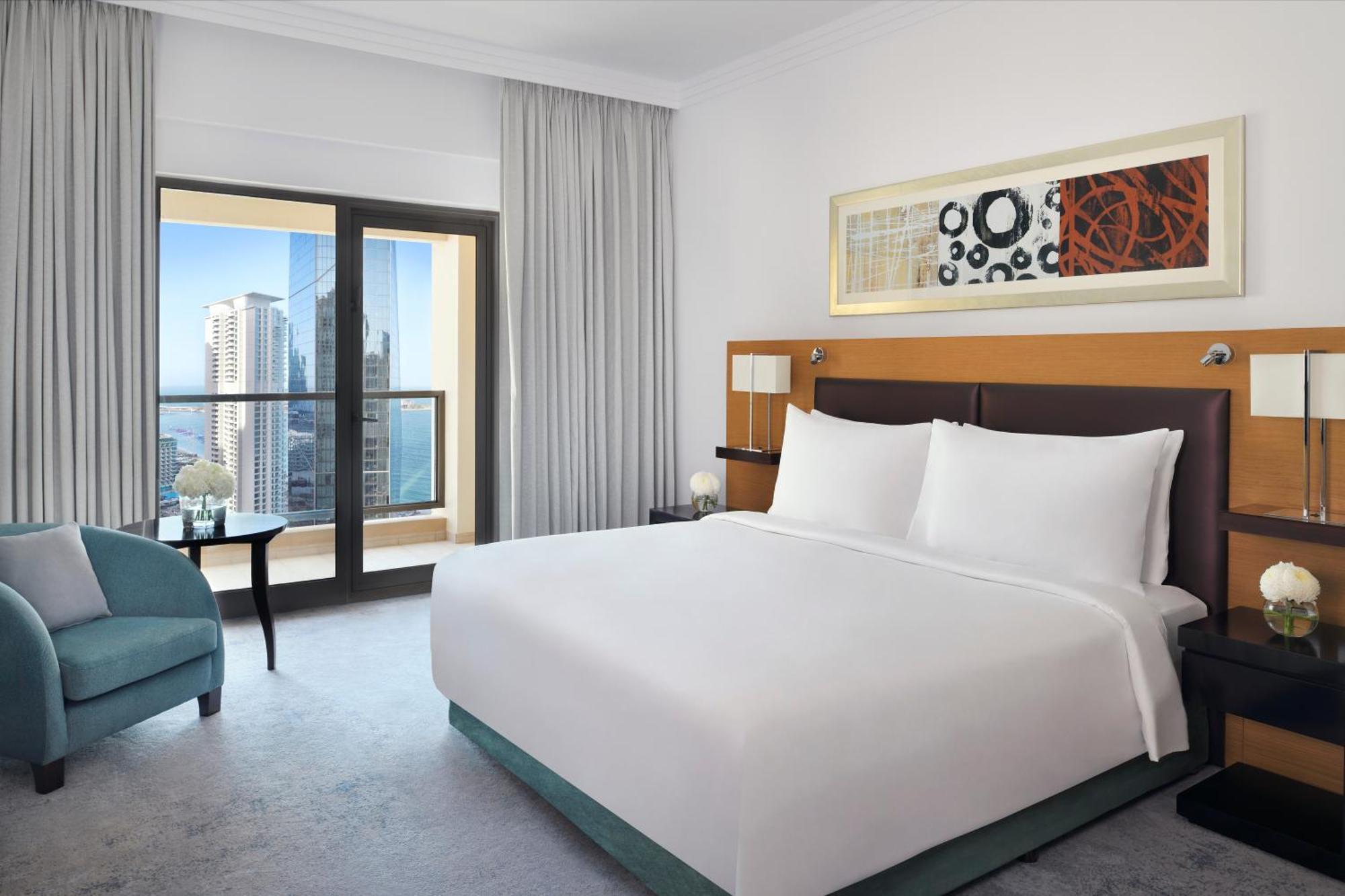 Mövenpick Hotel Jumeirah Beach Dubai Bagian luar foto A bedroom at the hotel