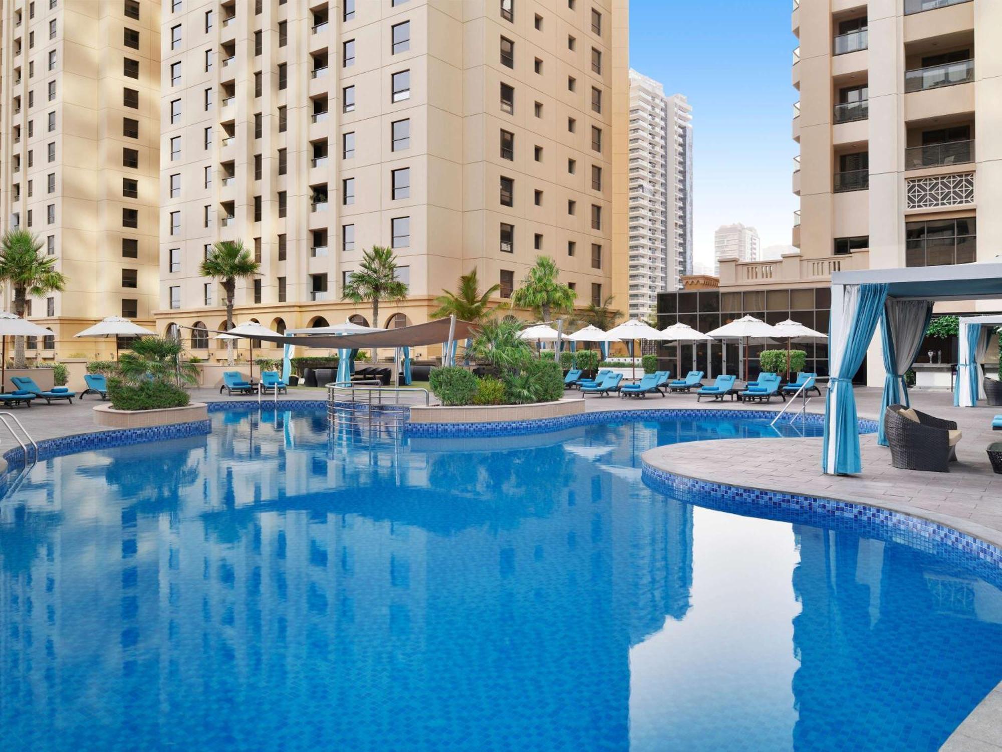 Mövenpick Hotel Jumeirah Beach Dubai Bagian luar foto The swimming pool at the hotel