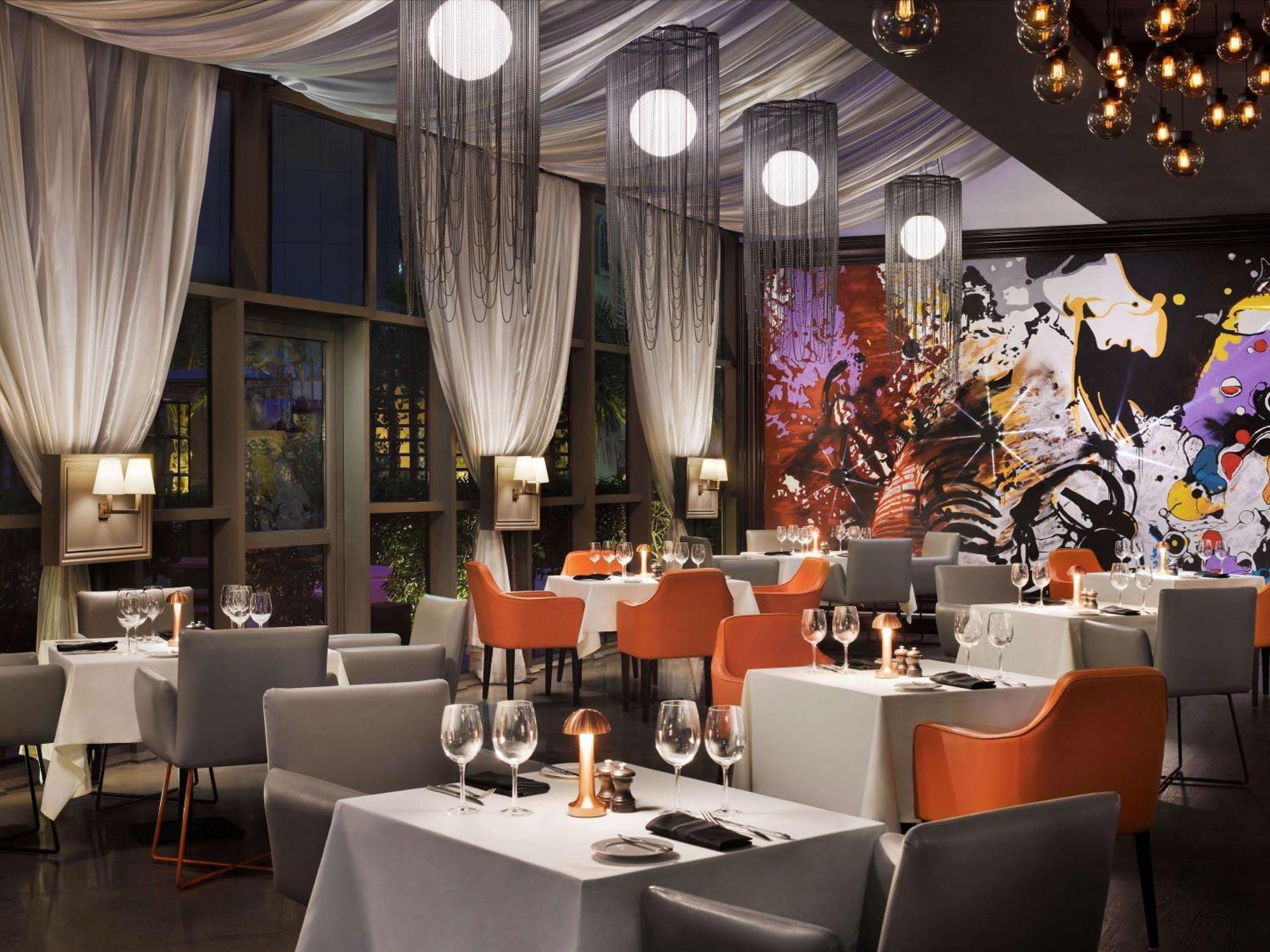 Mövenpick Hotel Jumeirah Beach Dubai Bagian luar foto The interior of the restaurant