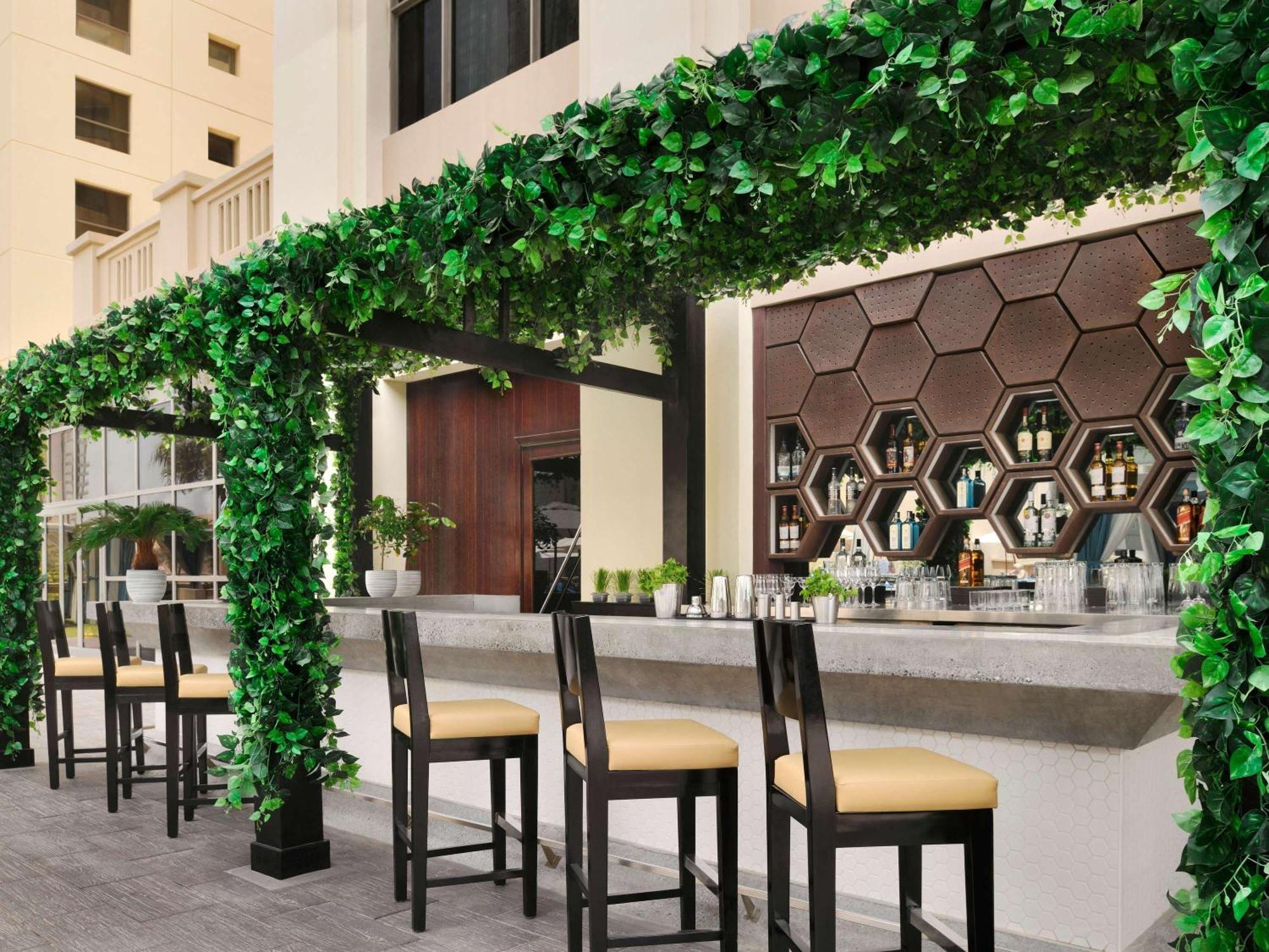 Mövenpick Hotel Jumeirah Beach Dubai Bagian luar foto The Bar