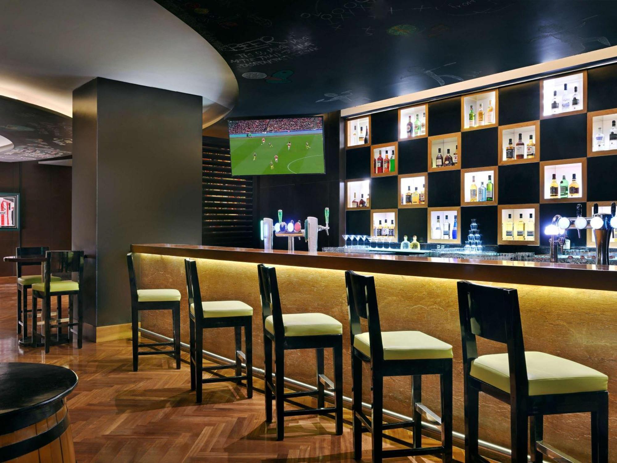 Mövenpick Hotel Jumeirah Beach Dubai Bagian luar foto The bar at the Emirates Stadium