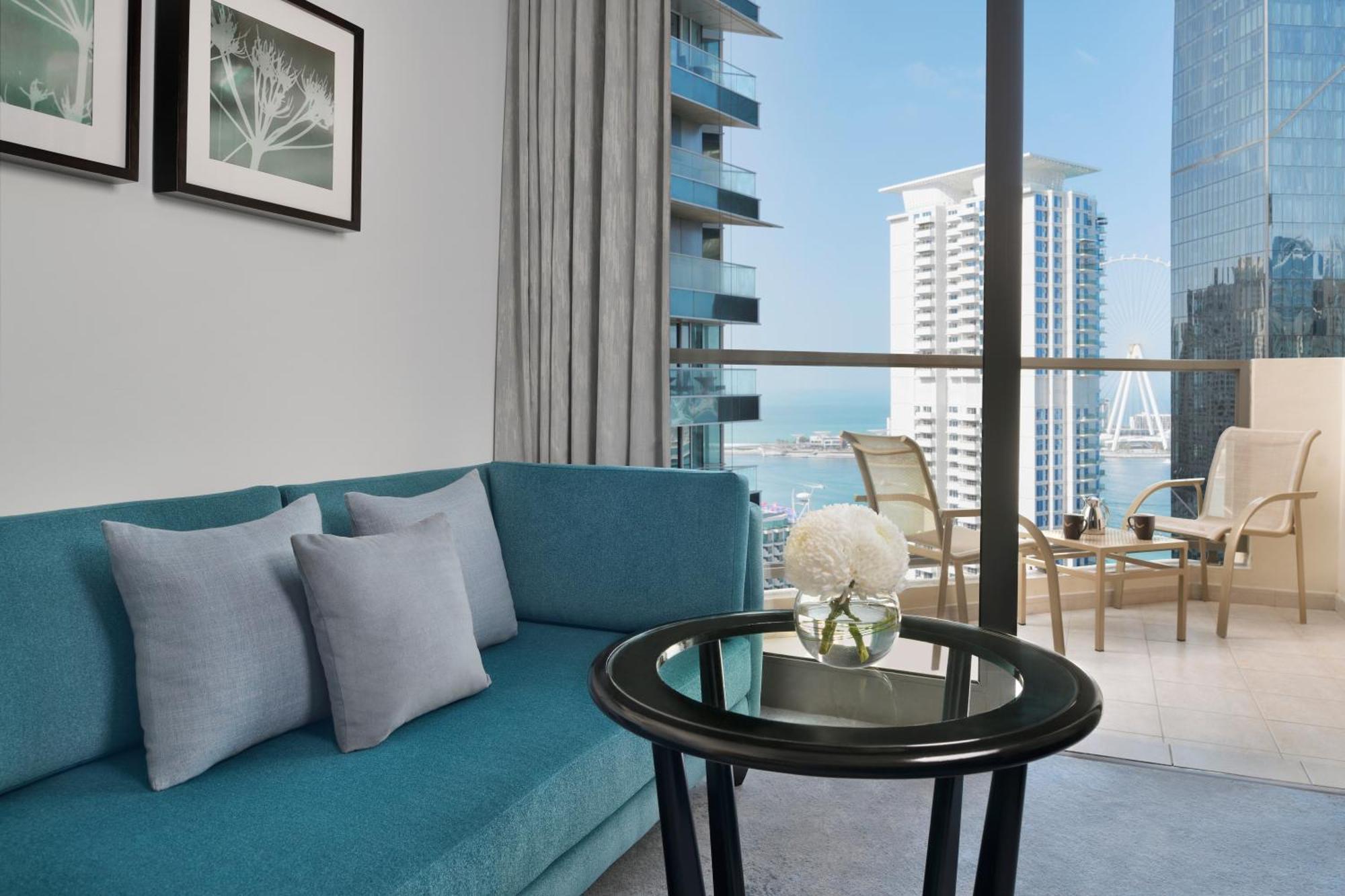 Mövenpick Hotel Jumeirah Beach Dubai Bagian luar foto A living room at the hotel