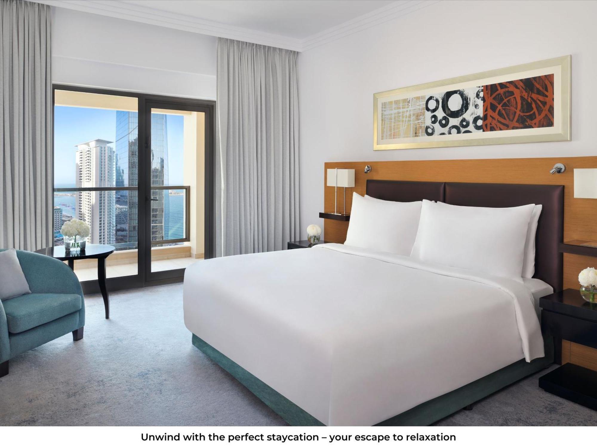 Mövenpick Hotel Jumeirah Beach Dubai Bagian luar foto A bedroom at the hotel