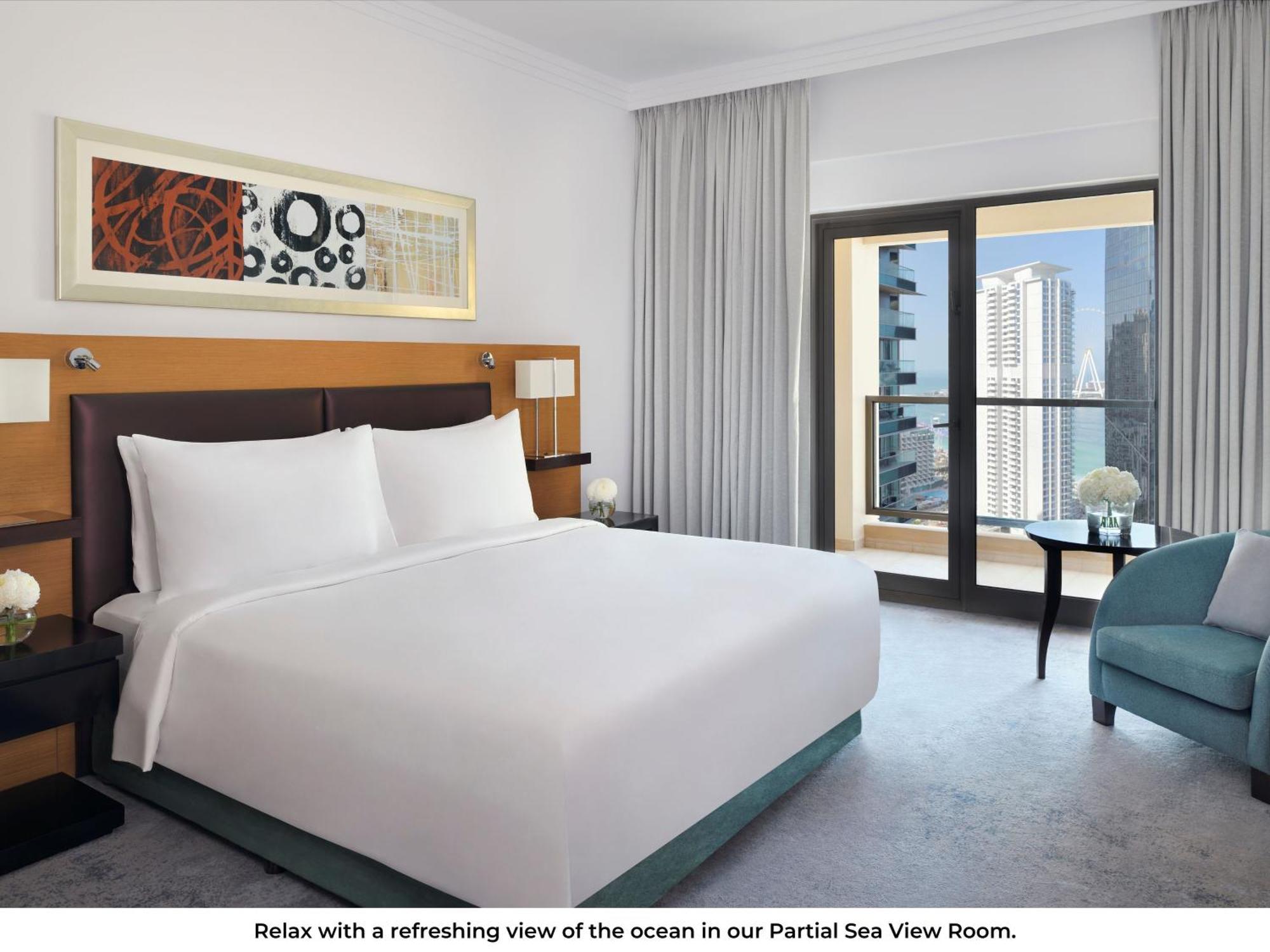 Mövenpick Hotel Jumeirah Beach Dubai Bagian luar foto A room at the hotel