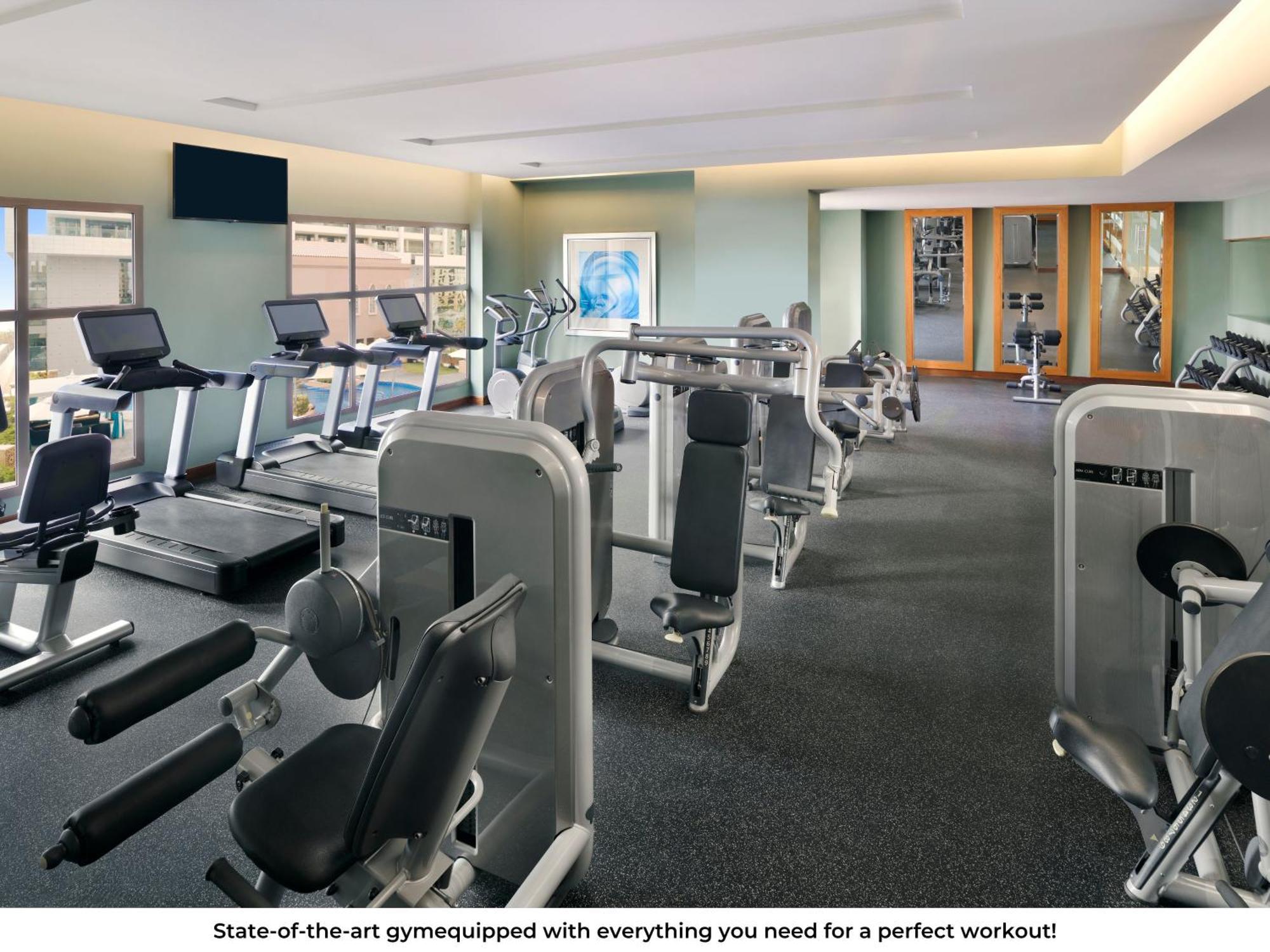Mövenpick Hotel Jumeirah Beach Dubai Bagian luar foto The gym at the hotel