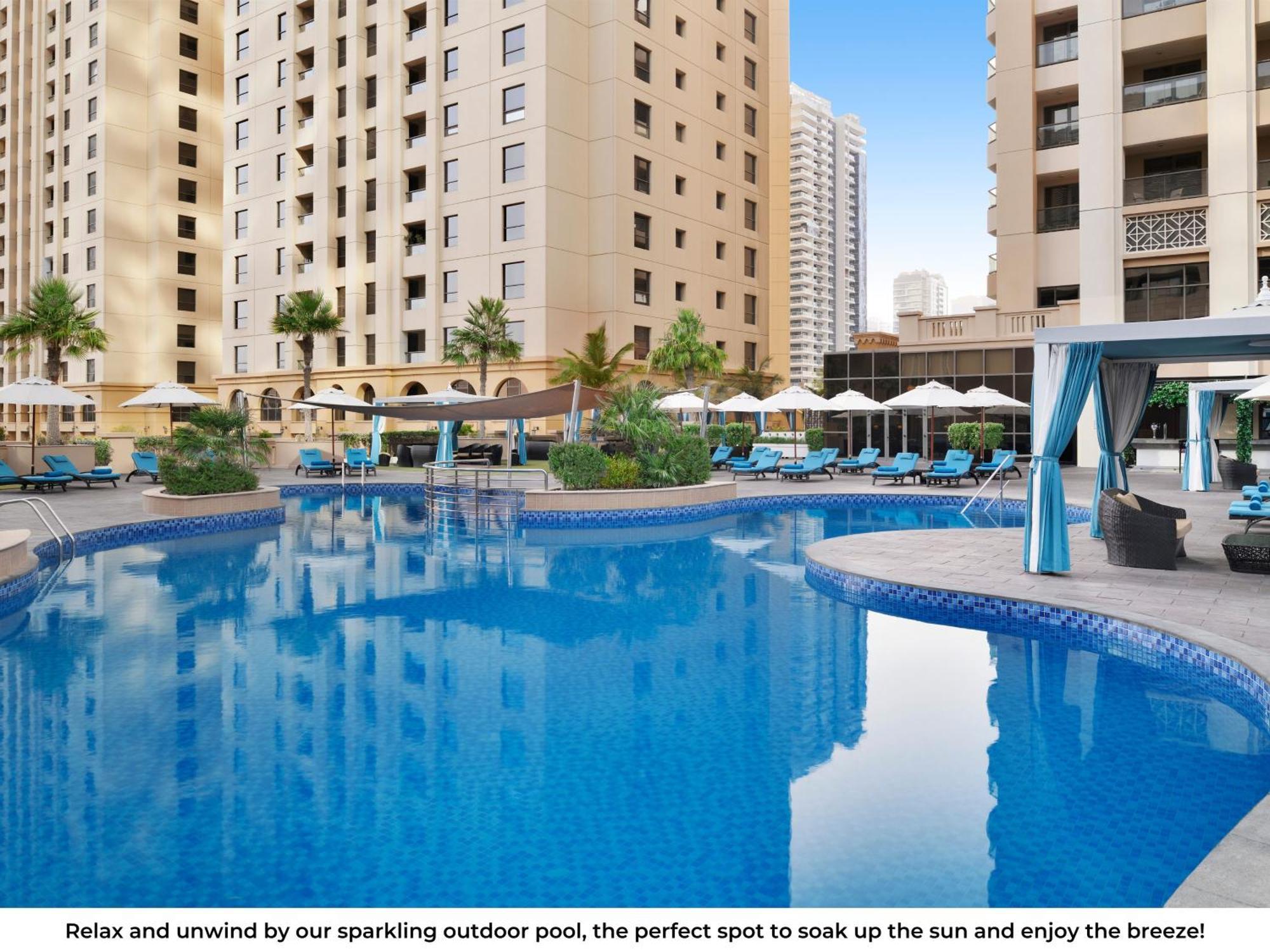 Mövenpick Hotel Jumeirah Beach Dubai Bagian luar foto The swimming pool at the hotel
