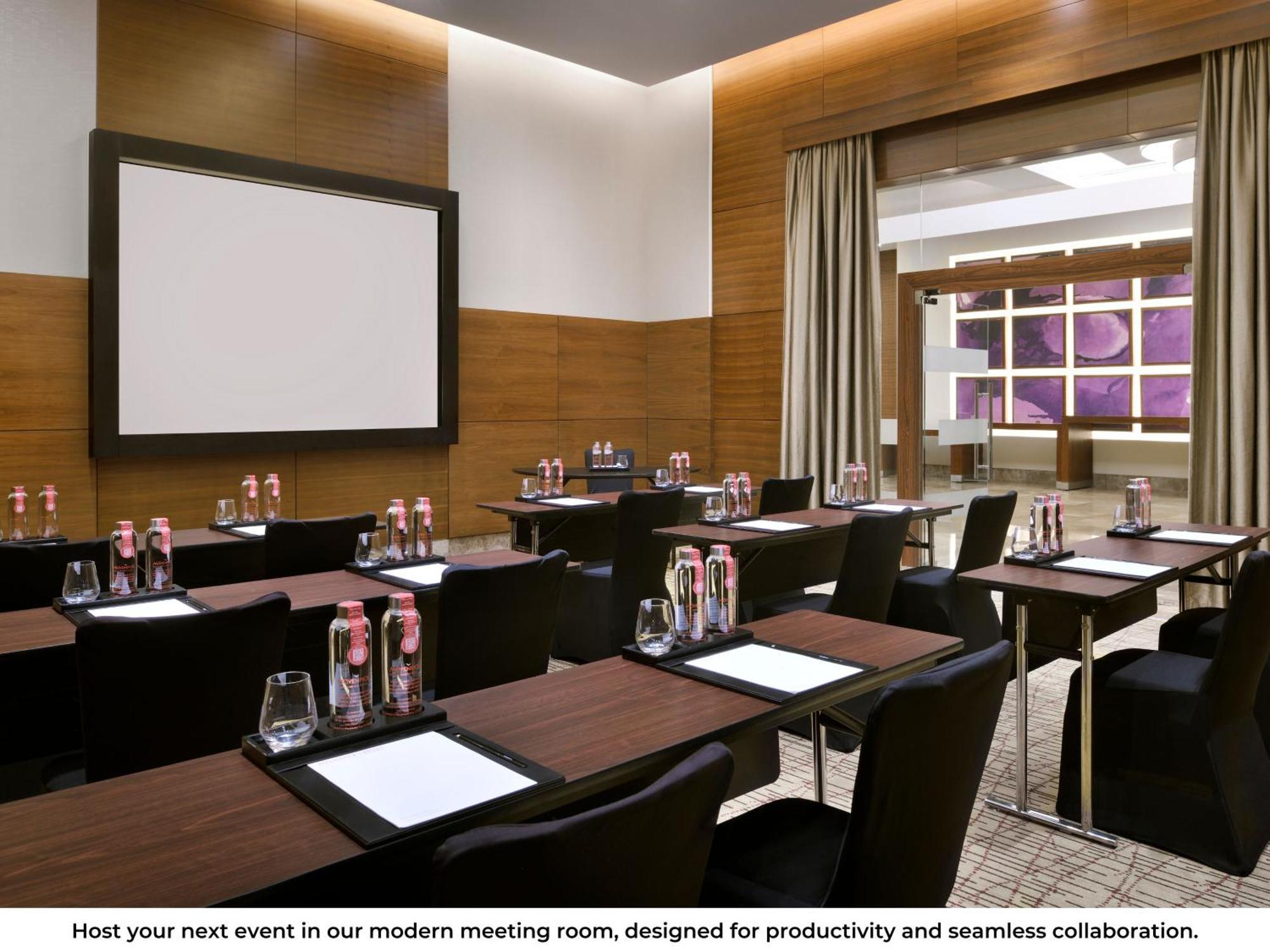 Mövenpick Hotel Jumeirah Beach Dubai Bagian luar foto Meeting room